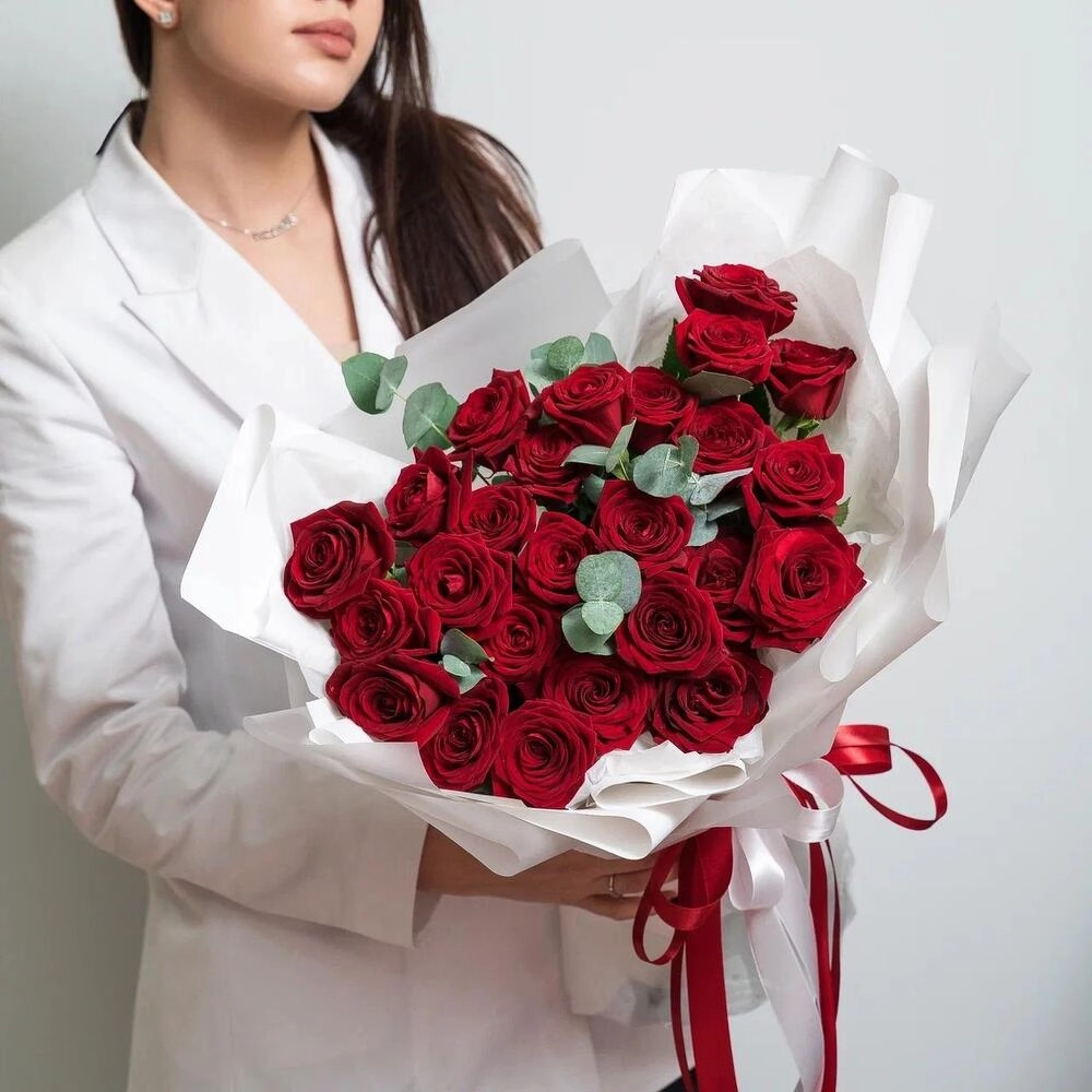 Роскошный букет из 25 красных роз с эвкалиптом – королевский подарок  Астрахань Астраханская область