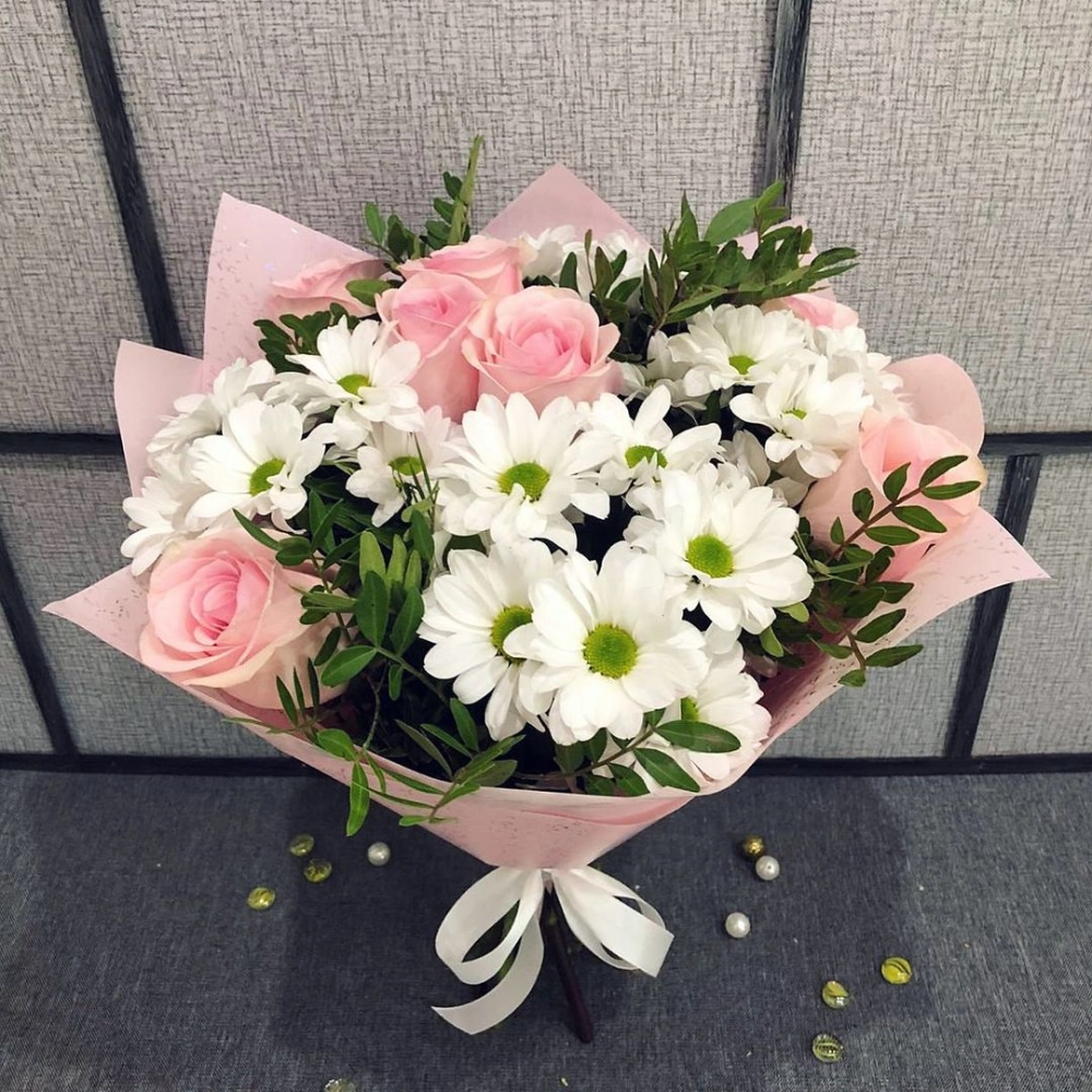 Букет из розовых роз и белых хризантем – элегантность в каждой детали Астрахань Астраханская область
