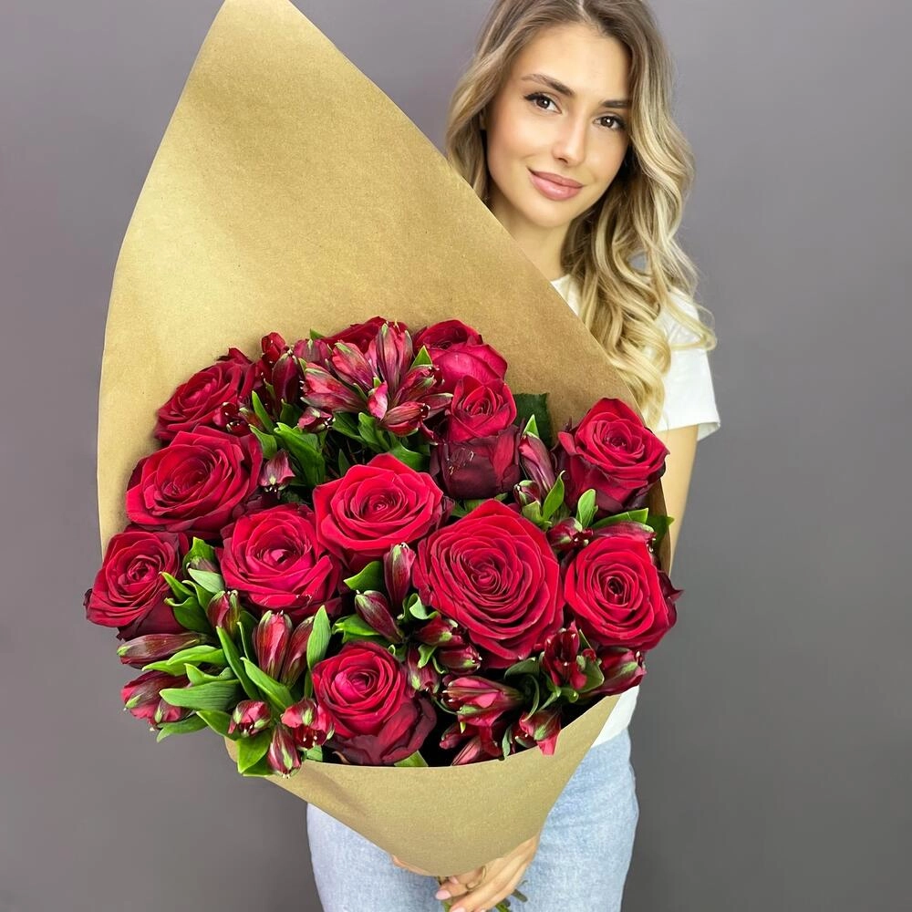 Букет «Стрелиция» – гармония из красных роз и белых альстромерий  Астрахань Астраханская область