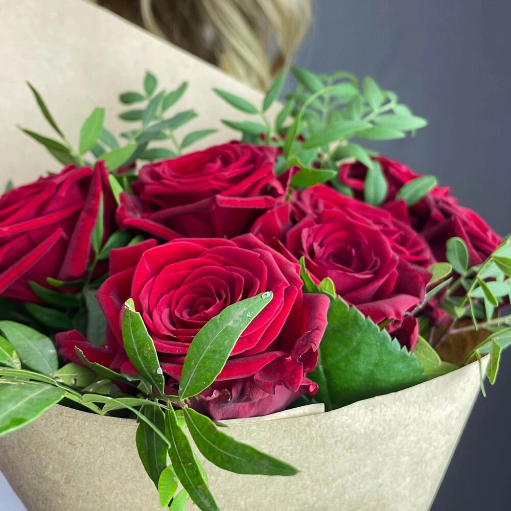 Букет из 9 красных роз с фисташкой – гармония страсти и свежести Астрахань Астраханская область