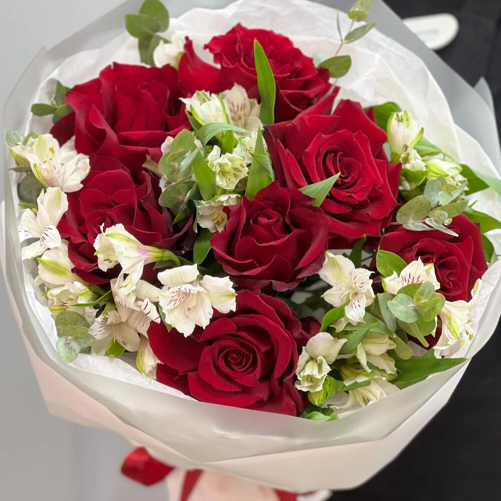 Букет «Любимой» – 7 эквадорских роз и белых альстромерий Астрахань Астраханская область