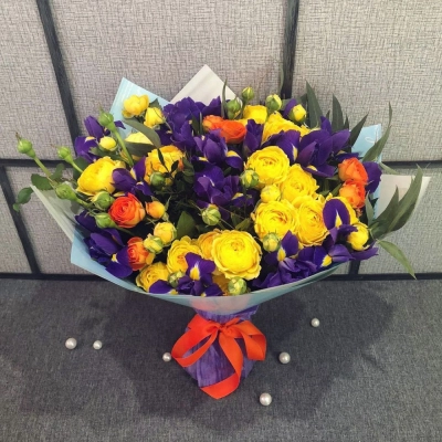 Роскошный букет из синих ирисов и кустовых роз с зеленью – гармония контрастов Астрахань Астраханская область