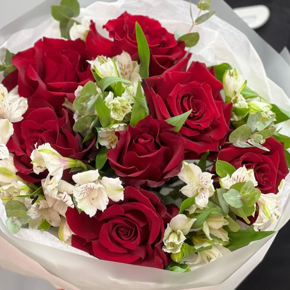 Букет «Любимой» – 7 эквадорских роз и белых альстромерий Астрахань Астраханская область