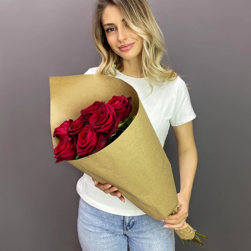 Букет из 7 красных роз в крафте – страсть в стильной упаковке Астрахань Астраханская область