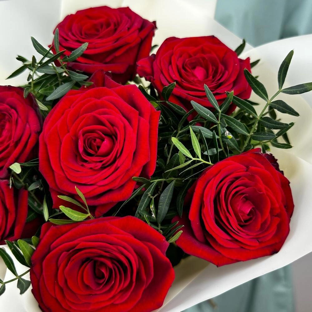 Букет «Гранатовый» из красных роз в роскошной упаковке Астрахань Астраханская область