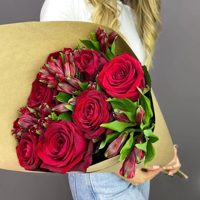 Букет «Страсть» – гармония красных роз и нежных альстромерий Астрахань Астраханская область