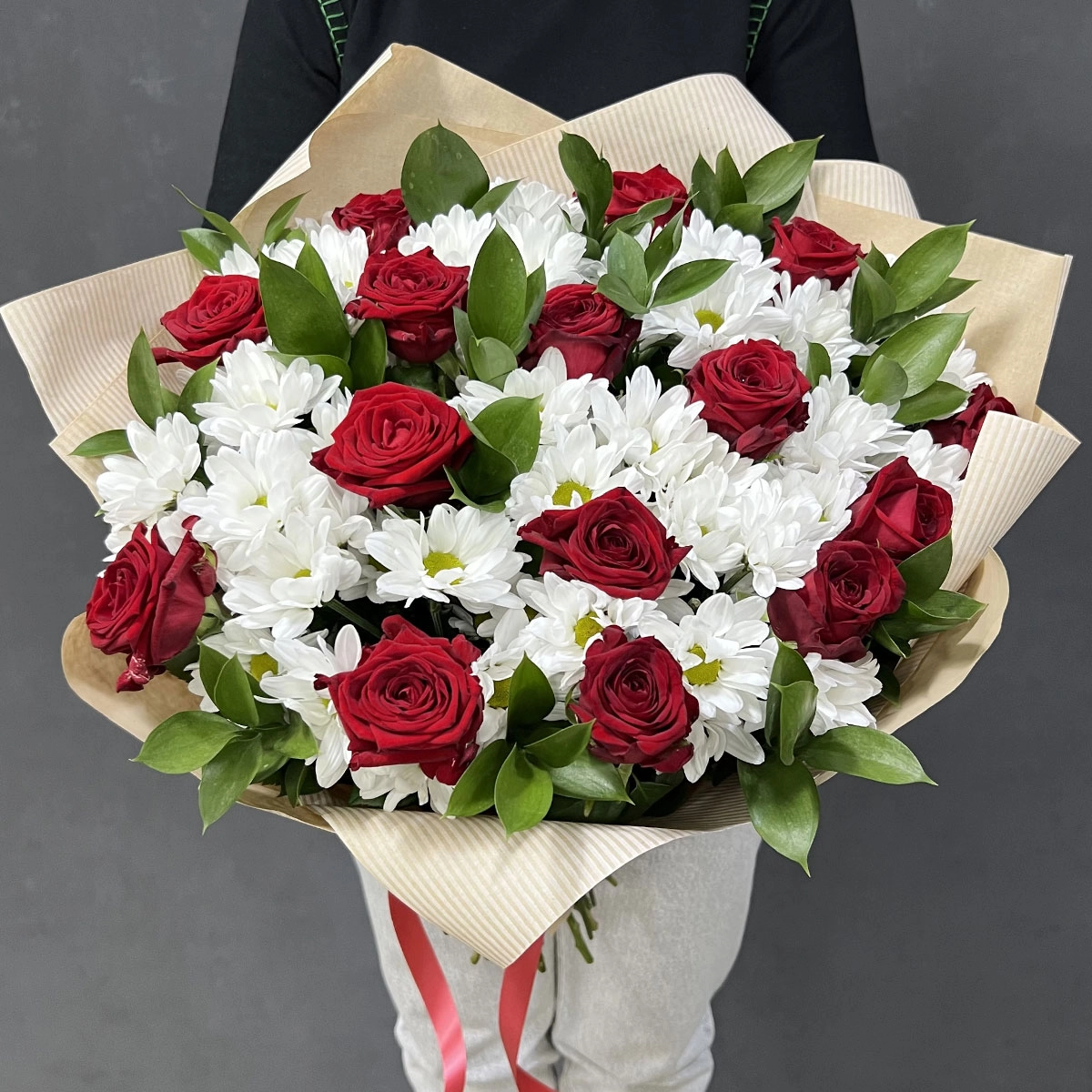 Букет «Романтика» — гармония красных роз и белоснежных хризантем Астрахань Астраханская область