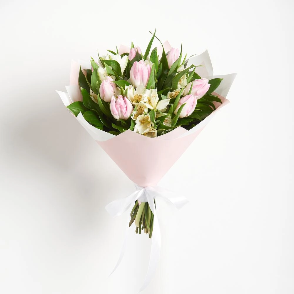 Букет «Первое свидание» розовых тюльпанов и белых альстромерий Астрахань Астраханская область