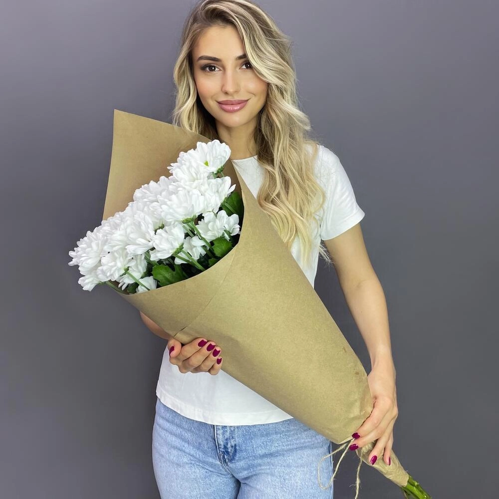 Букет из 5 белых хризантем в крафте – лаконичная элегантность Астрахань Астраханская область