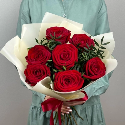 Букет «Гранатовый» из красных роз в роскошной упаковке Астрахань Астраханская область