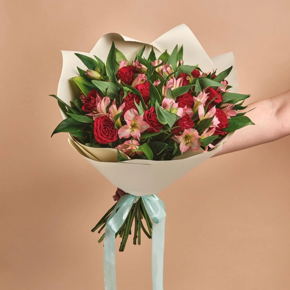 Букет «Нежность слов» — гармония красных роз и нежных альстромерий Астрахань Астраханская область