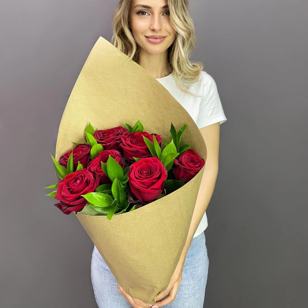 Букет из красных роз с рускусом в крафтовой упаковке – классика с изюминкой Астрахань Астраханская область