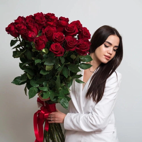 Роскошный букет «Эксплорер» – 25 красных роз для самых важных моментов Астрахань Астраханская область