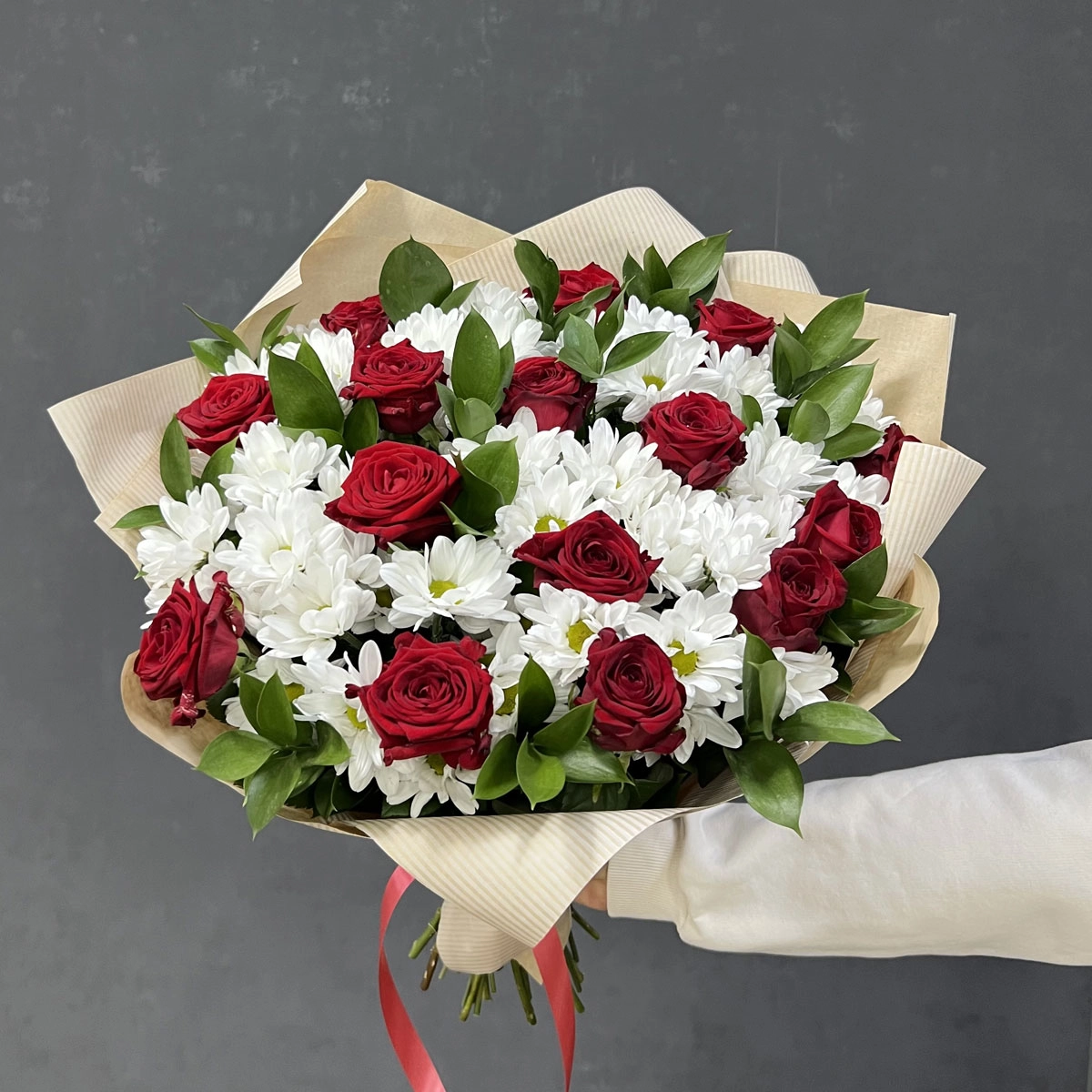 Букет «Романтика» — гармония красных роз и белоснежных хризантем Астрахань Астраханская область