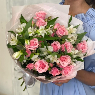 Букет «Розовый фламинго» – нежность розовых кустовых роз и белых альстромерий Астрахань Астраханская область