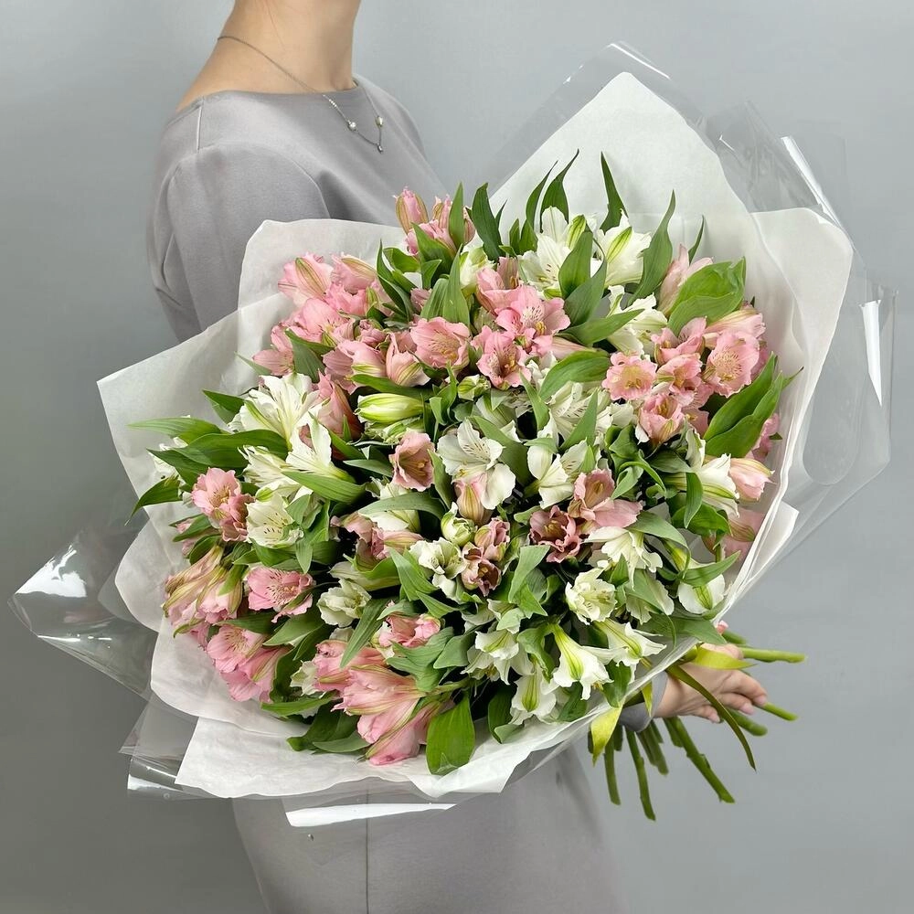 Букет «Гармония» – нежное сочетание белых и розовых альстромерий Астрахань Астраханская область