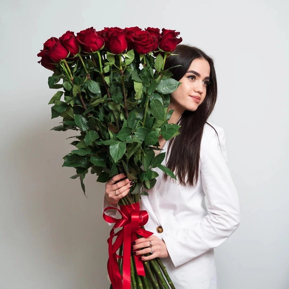 Роскошный букет «Эксплорер» – 25 красных роз для самых важных моментов Астрахань Астраханская область