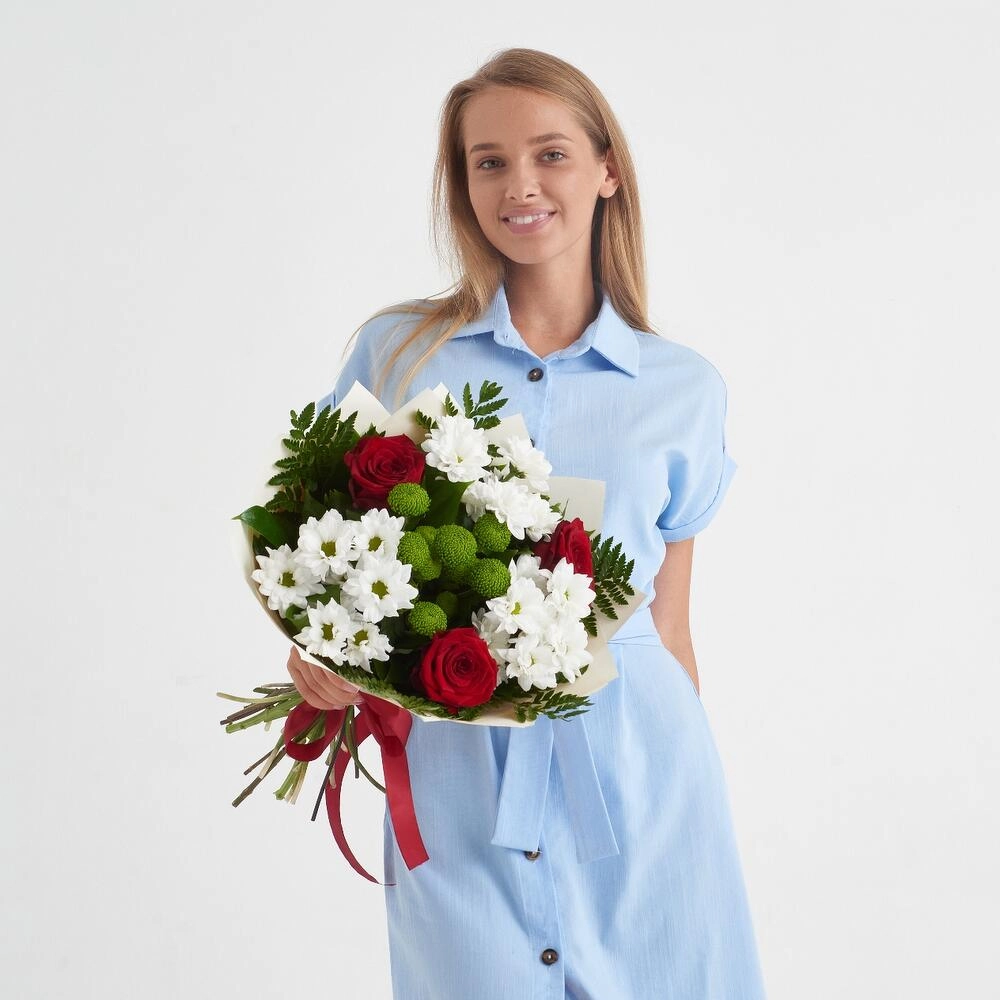 Букет «Настроение» – гармония красных эквадорских роз и нежных хризантем Астрахань Астраханская область