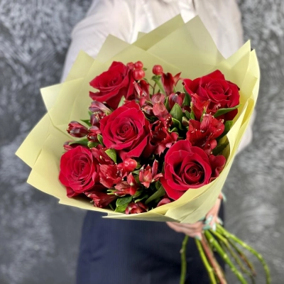 Букет «Бордо» – сочетание красных эквадорских роз и благородных альстромерий Астрахань Астраханская область