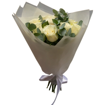 Элегантный букет из 9 белых роз с эвкалиптом – воплощение совершенства Астрахань Астраханская область