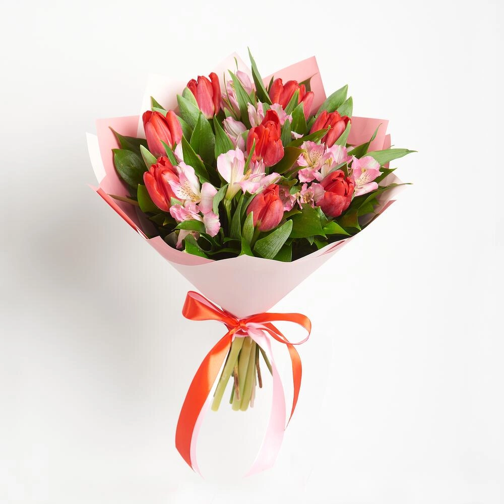 Букет «Первый поцелуй» красных тюльпанов и розовых альстромерий Астрахань Астраханская область