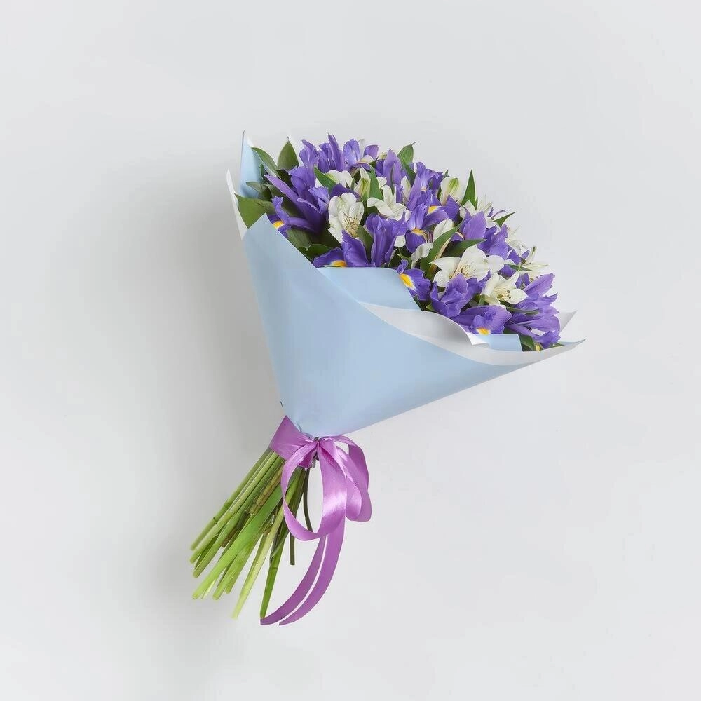 Букет «Вечернее дыхание»  – загадочная гармония синих ирисов и белых альстромерий Астрахань Астраханская область