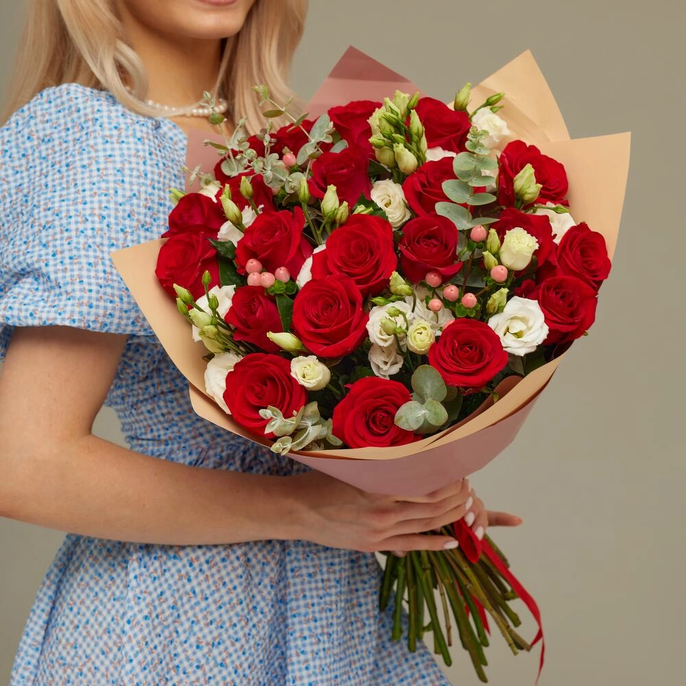Роскошный букет для любимой женщины – 21 эквадорская роза и эустома Астрахань Астраханская область