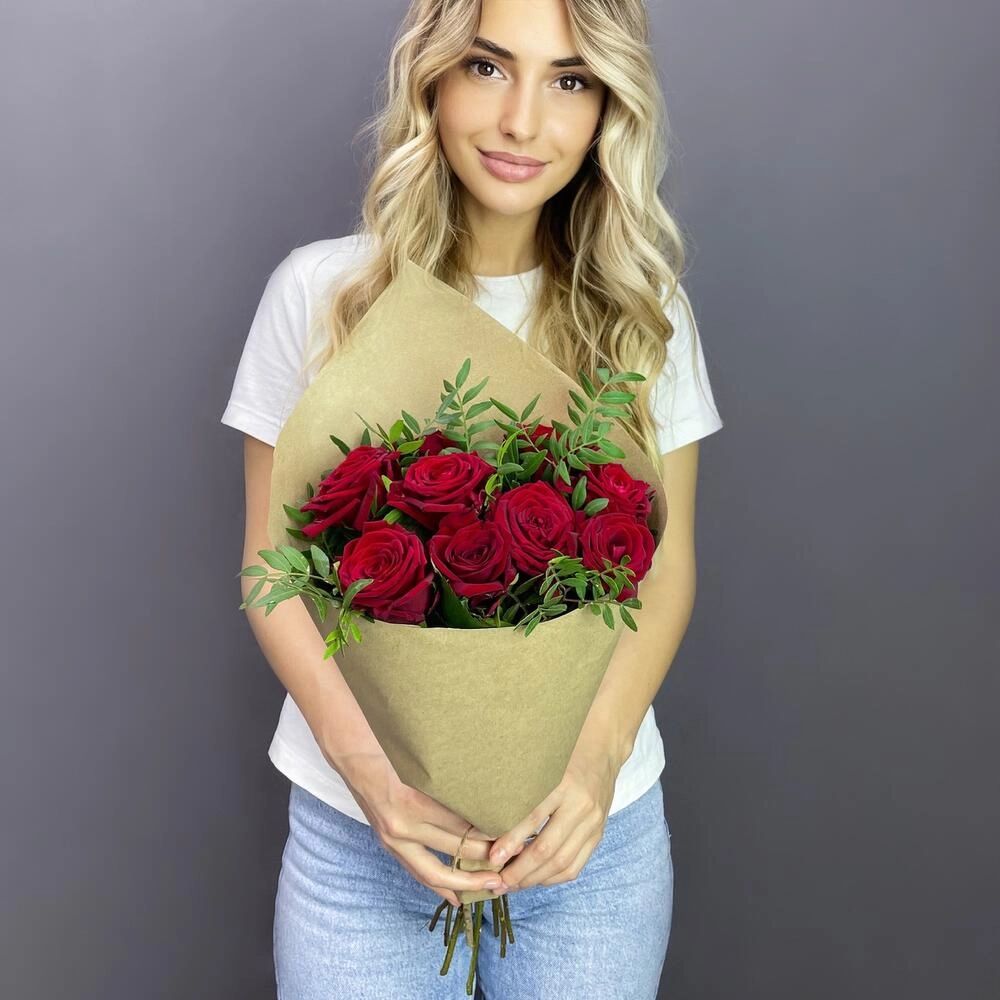 Букет из 9 красных роз с фисташкой – гармония страсти и свежести Астрахань Астраханская область