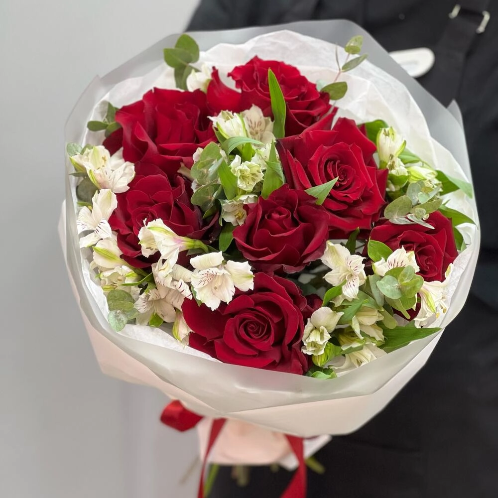 Букет «Любимой» – 7 эквадорских роз и белых альстромерий Астрахань Астраханская область