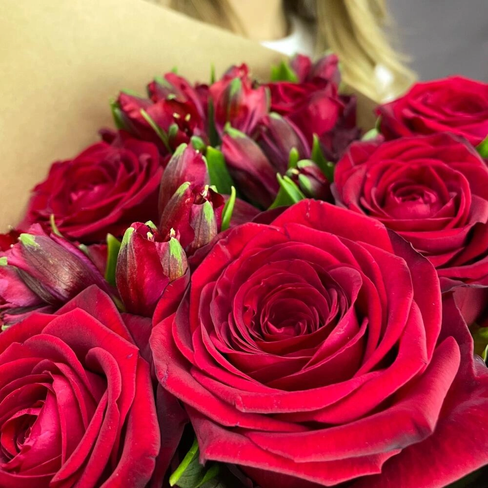 Букет «Страсть» – гармония красных роз и нежных альстромерий Астрахань Астраханская область