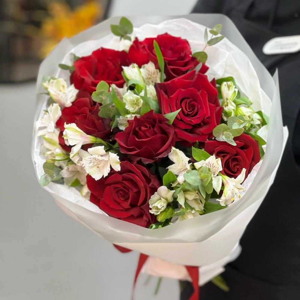 Букет «Любимой» – 7 эквадорских роз и белых альстромерий Астрахань Астраханская область