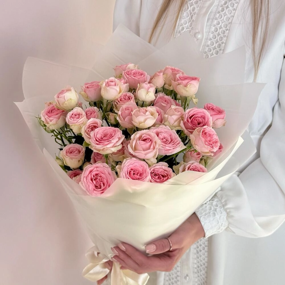 Букет «Нежный аромат» – пышные розовые кустовые розы в элегантной упаковке Астрахань Астраханская область