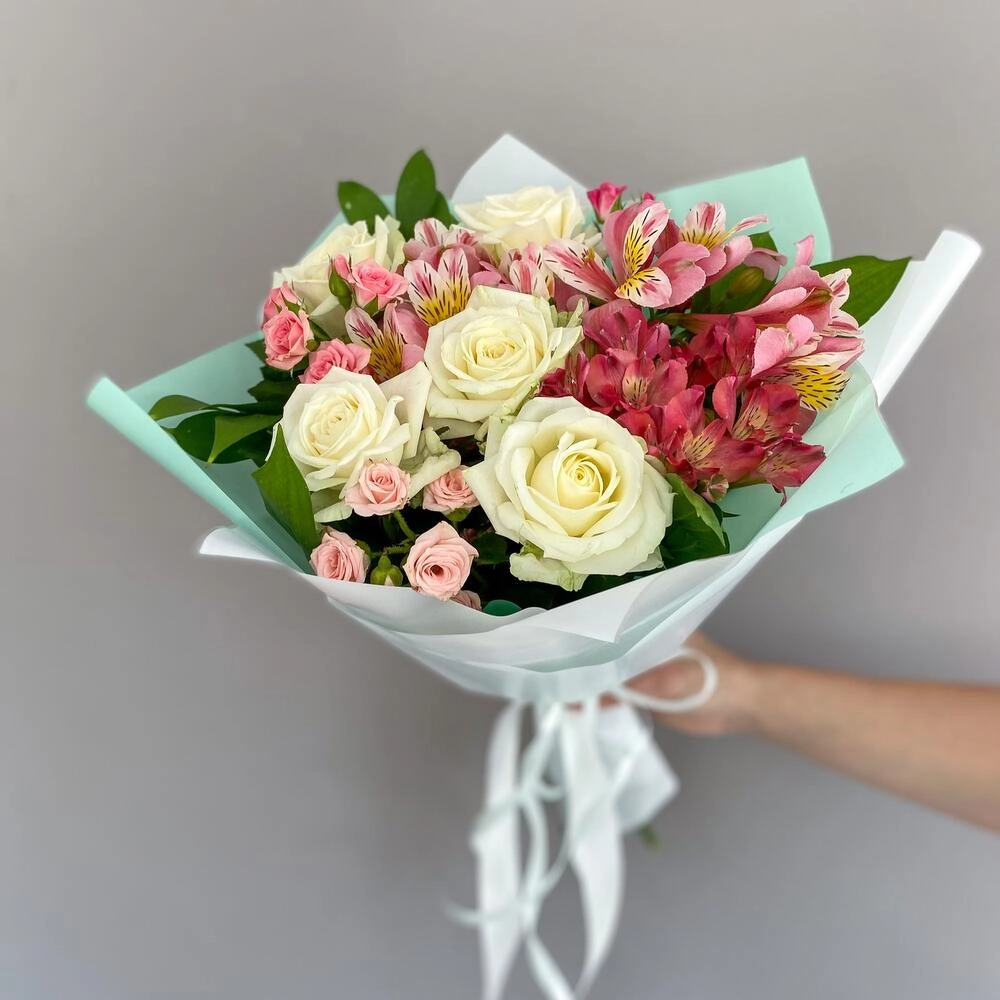 Букет «Николь» – изысканное сочетание роз, кустовых роз и альстромерий Астрахань Астраханская область