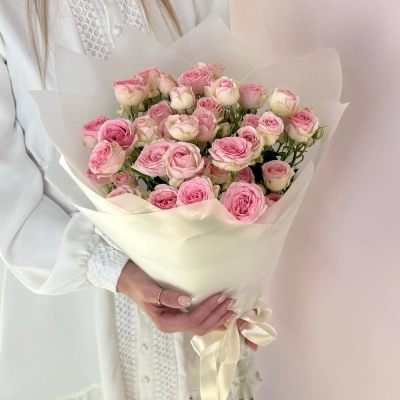 Букет «Нежный аромат» – пышные розовые кустовые розы в элегантной упаковке Астрахань Астраханская область