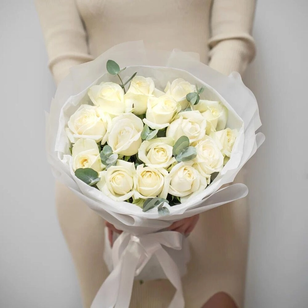 Букет из 15 белых роз с эвкалиптом – чистота и изысканность Астрахань Астраханская область