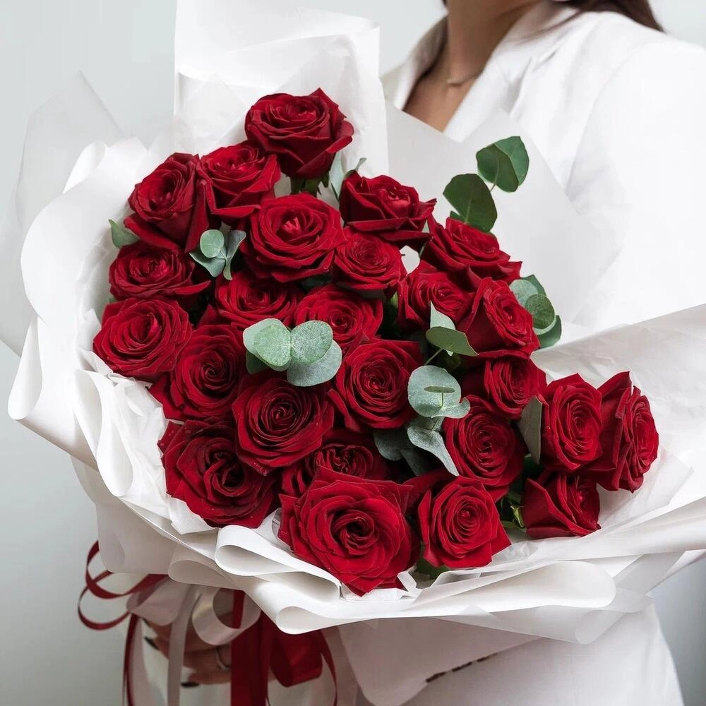 Роскошный букет из 25 красных роз с эвкалиптом – королевский подарок  Астрахань Астраханская область