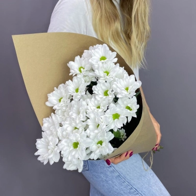 Букет из 5 белых хризантем в крафте – лаконичная элегантность Астрахань Астраханская область