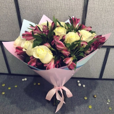 Нежный букет из белых роз и розовых альстромерий – гармония чистоты и нежности Астрахань Астраханская область