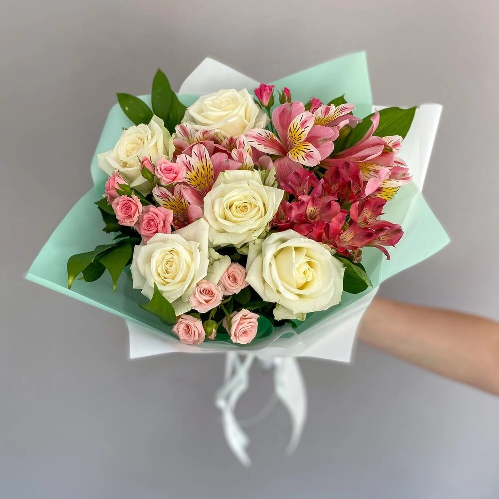 Букет «Николь» – изысканное сочетание роз, кустовых роз и альстромерий Астрахань Астраханская область