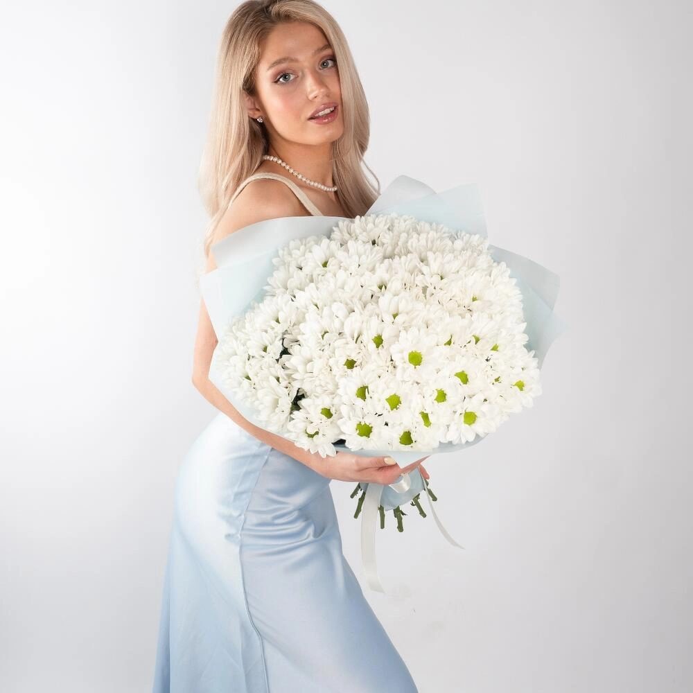 Букет «Ромашковое чудо» – летнее настроение в белых хризантемах Астрахань Астраханская область