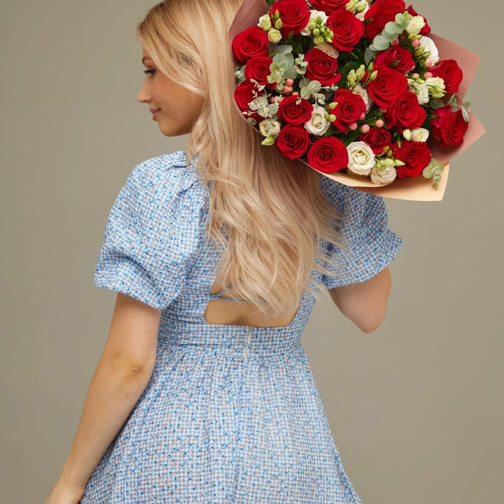 Роскошный букет для любимой женщины – 21 эквадорская роза и эустома Астрахань Астраханская область