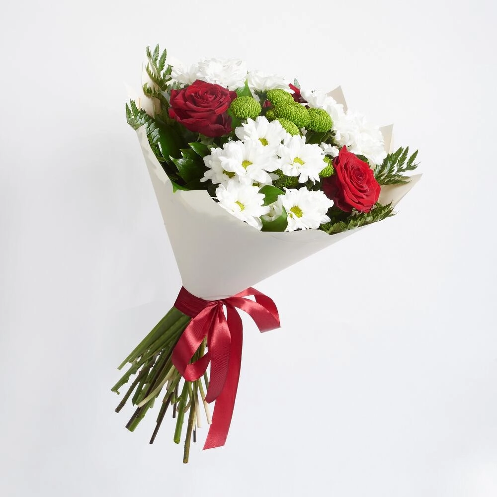 Букет «Настроение» – гармония красных эквадорских роз и нежных хризантем Астрахань Астраханская область