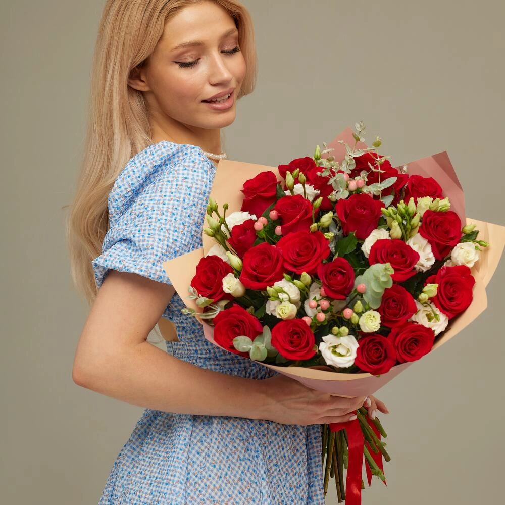 Роскошный букет для любимой женщины – 21 эквадорская роза и эустома Астрахань Астраханская область