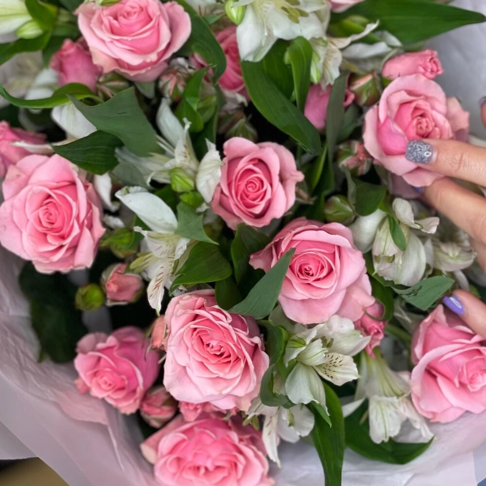 Букет «Розовый фламинго» – нежность розовых кустовых роз и белых альстромерий Астрахань Астраханская область