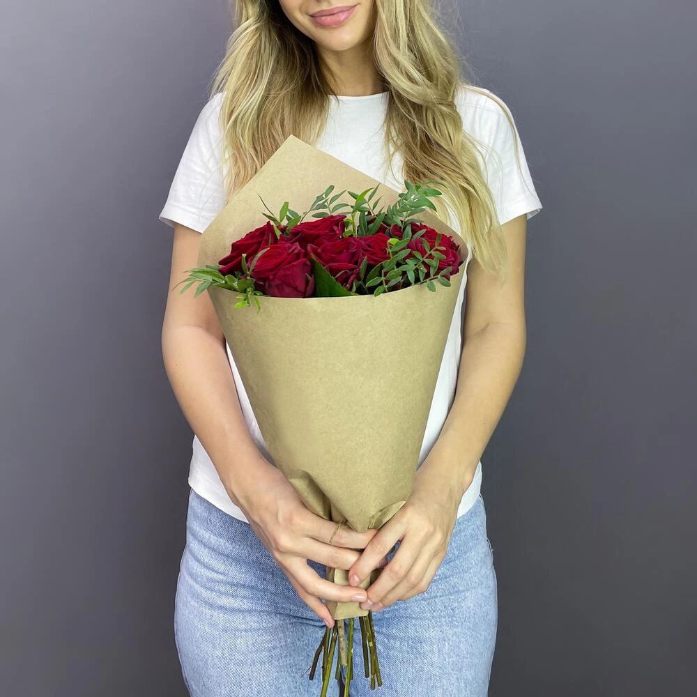 Букет из 9 красных роз с фисташкой – гармония страсти и свежести Астрахань Астраханская область