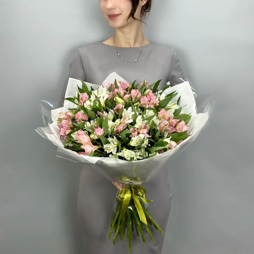 Букет «Гармония» – нежное сочетание белых и розовых альстромерий Астрахань Астраханская область