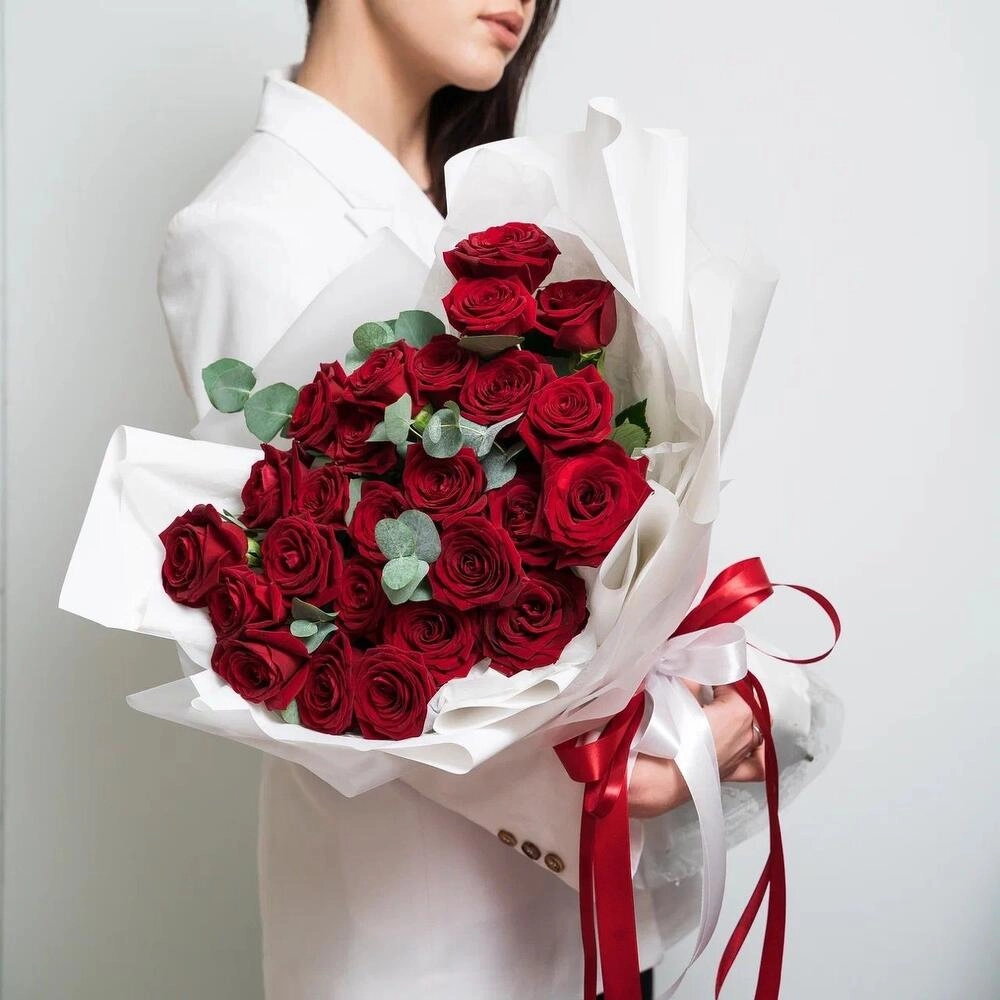 Роскошный букет из 25 красных роз с эвкалиптом – королевский подарок  Астрахань Астраханская область
