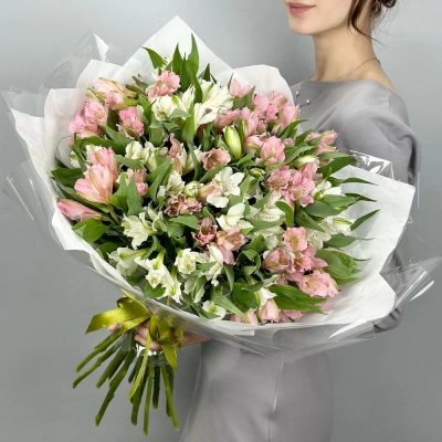 Букет «Гармония» – нежное сочетание белых и розовых альстромерий Астрахань Астраханская область
