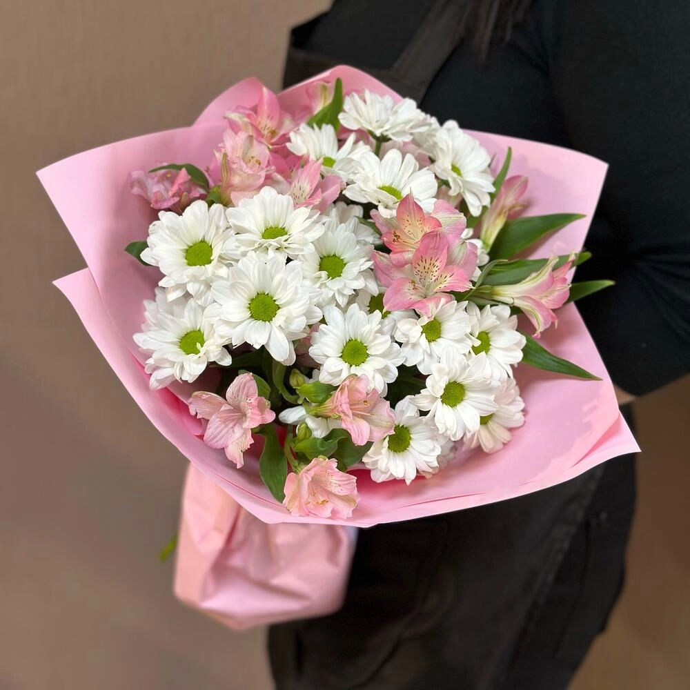 Букет «Поцелуй бабочки» нежность белых хризантем и розовых альстромерий Астрахань Астраханская область