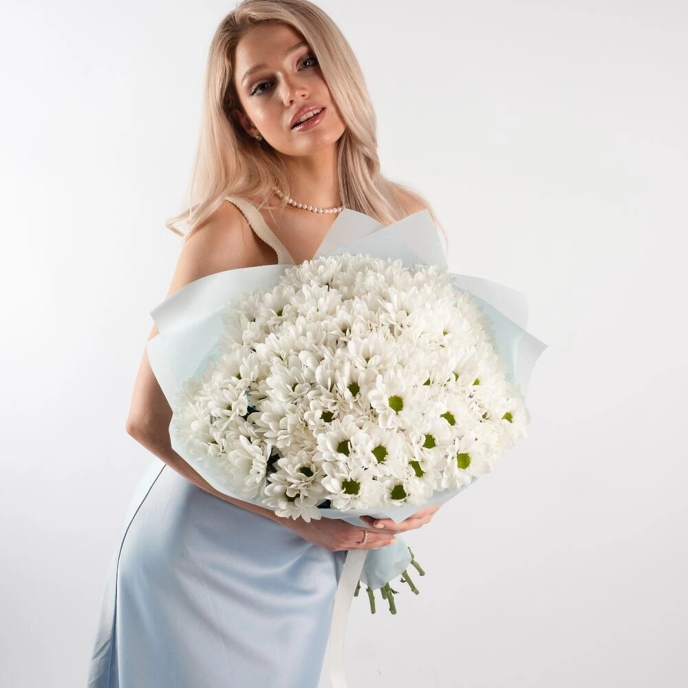 Букет «Ромашковое чудо» – летнее настроение в белых хризантемах Астрахань Астраханская область